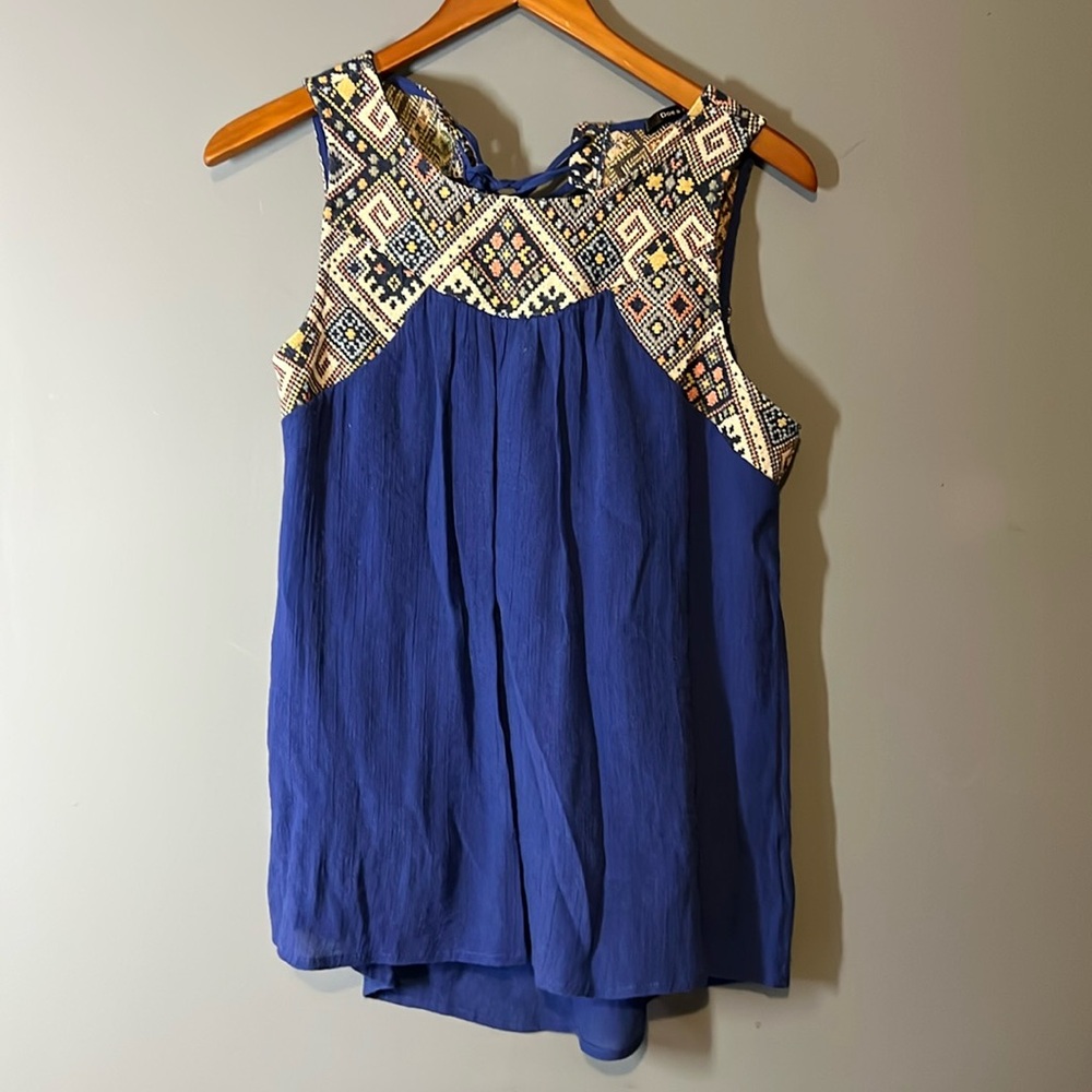 Doe & Rae woman’s top. Sleeveless with a tie-up back. Size L